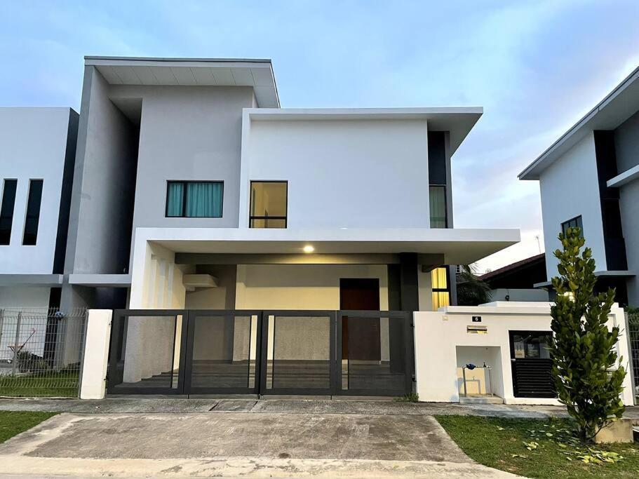 Five Bedrooms Residential Home With Free Wifi Sepang Exterior photo